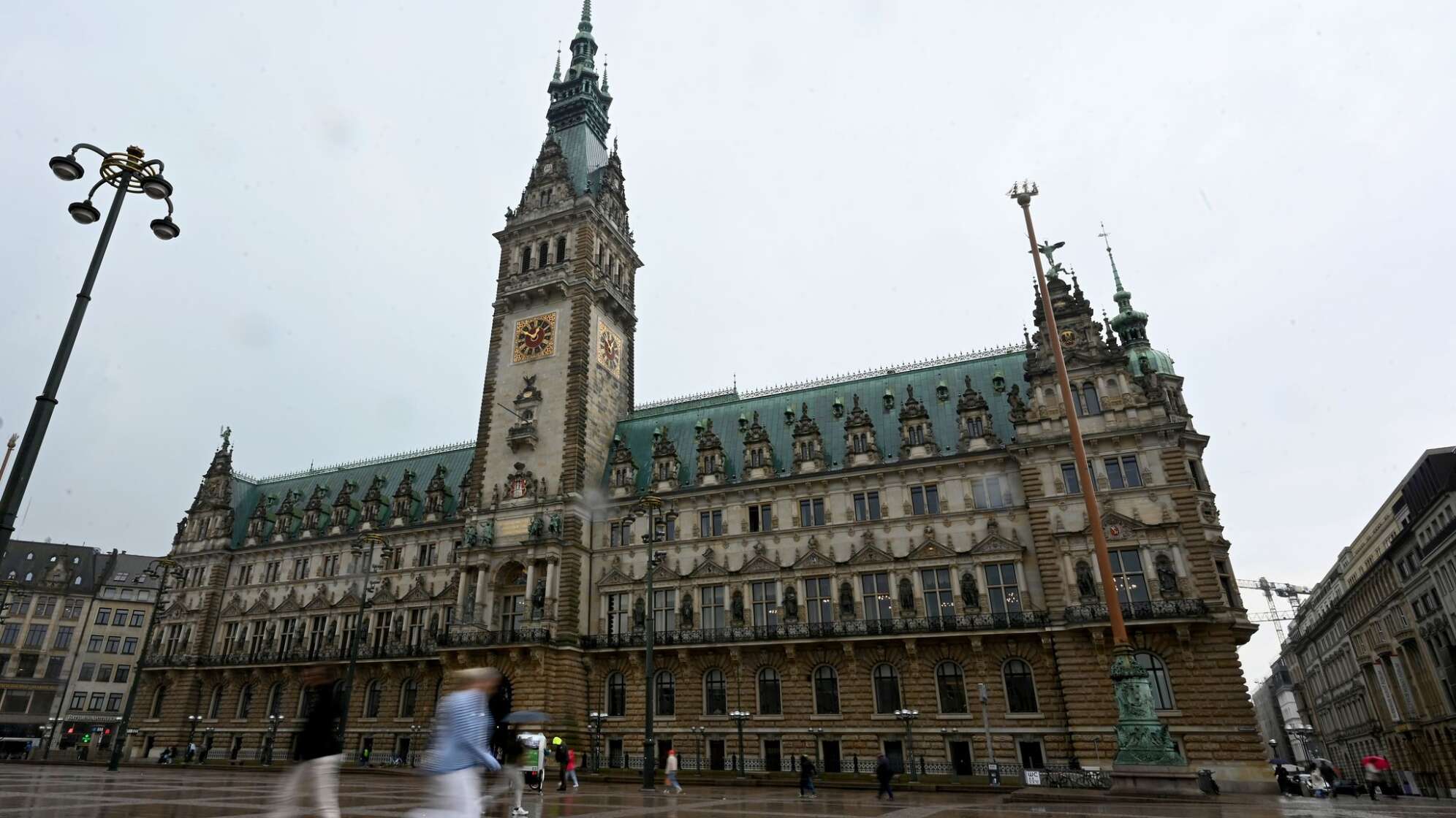 Hamburger Rathaus im Regen