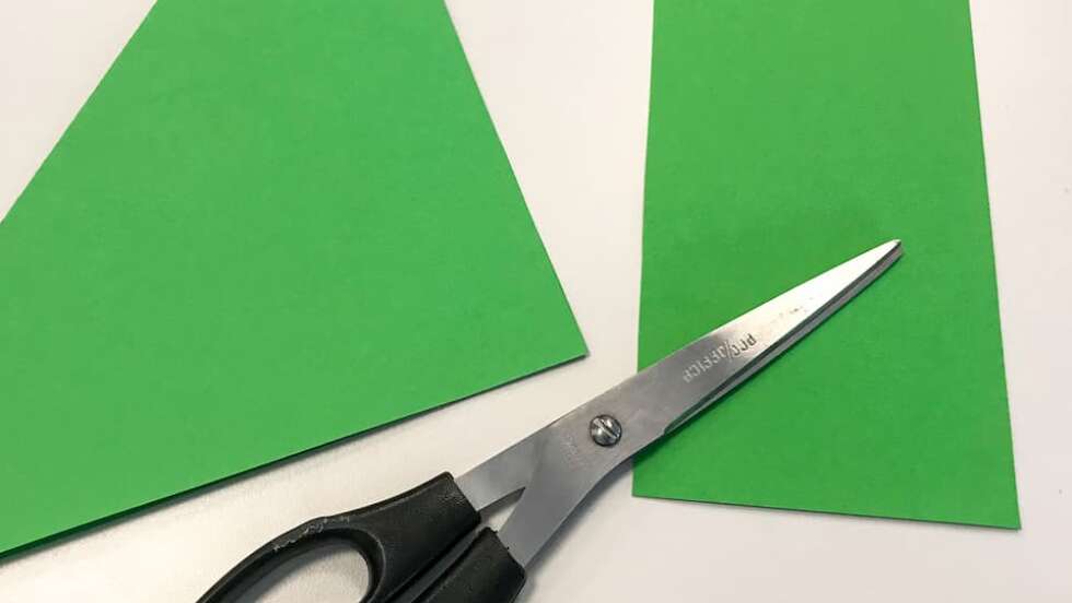 Grünes Papier mit Schere