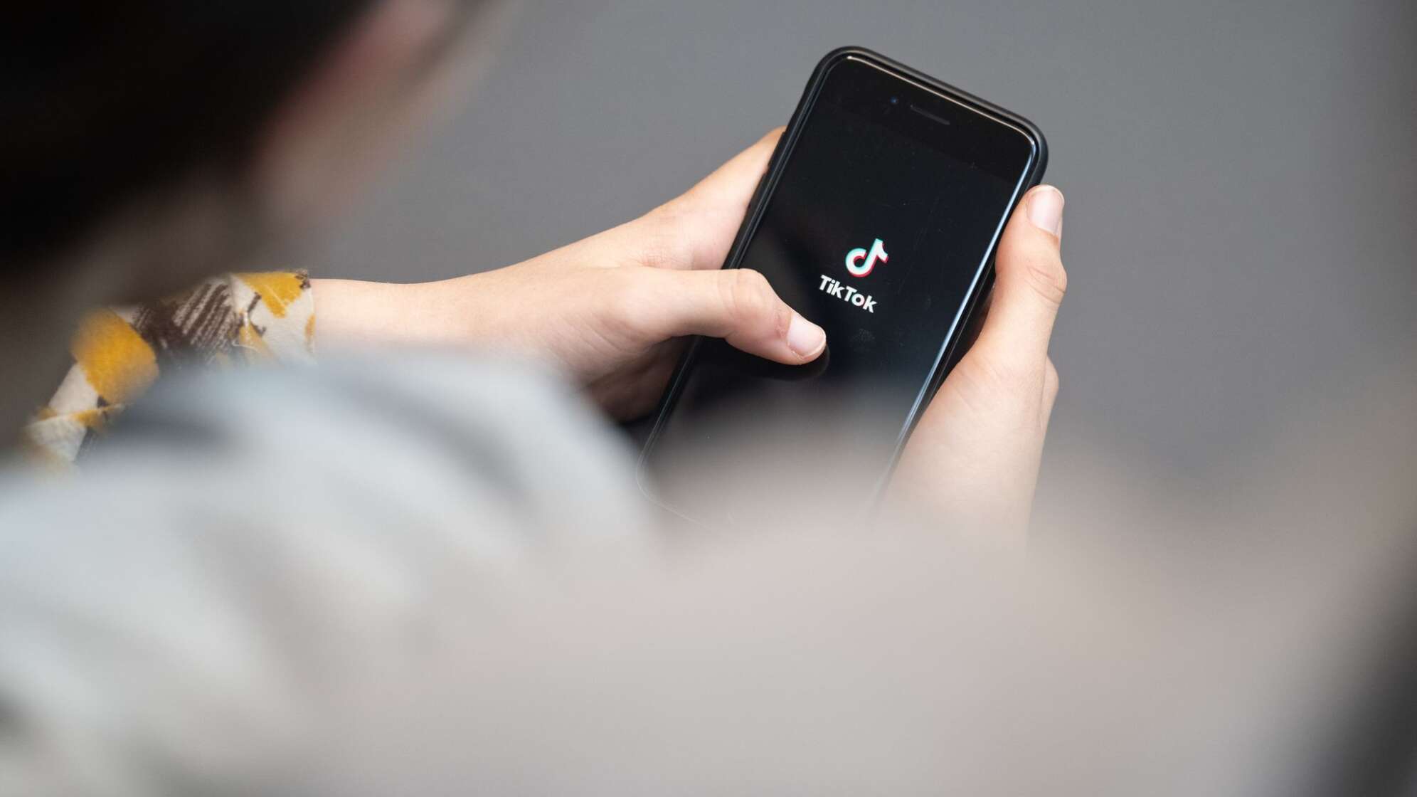 Auf einem Smartphone ist das Tiktok-Logo zu sehen