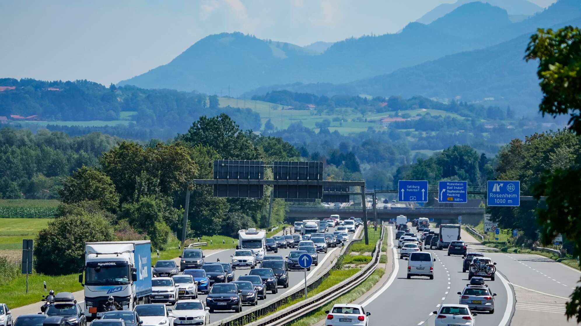 Dichter Verkehr auf der A8 bei Rosenheim