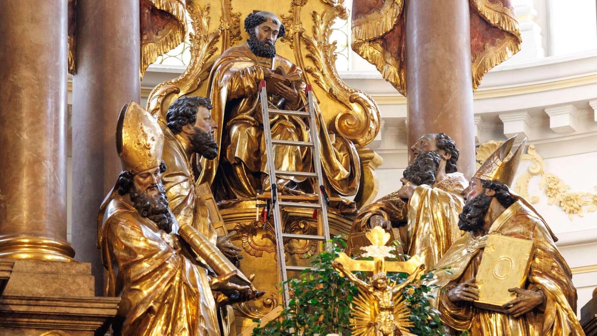 Papstkrone wird in Münchner Kirche entfernt