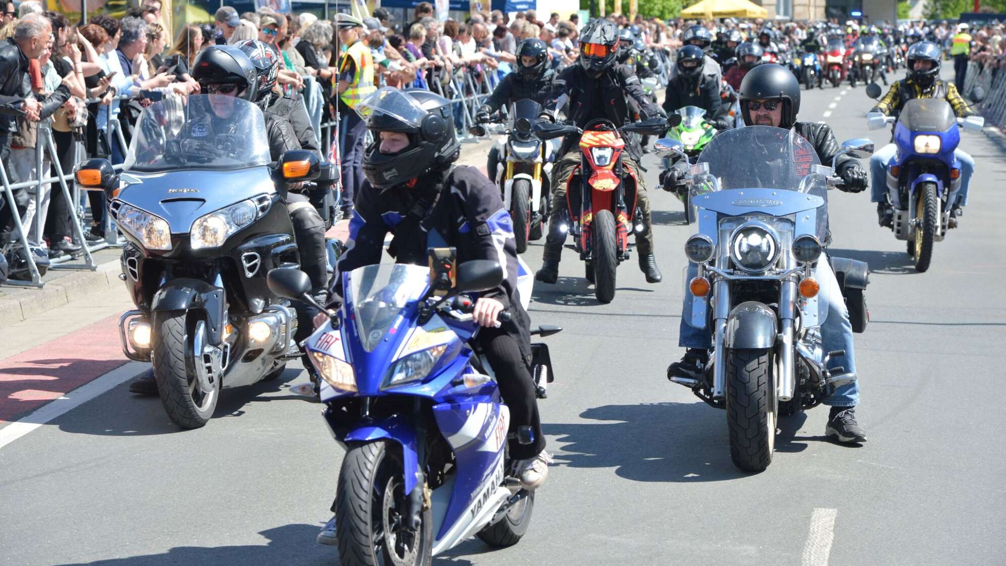 Tausende Biker kommen zur Motorradsternfahrt in Bayern