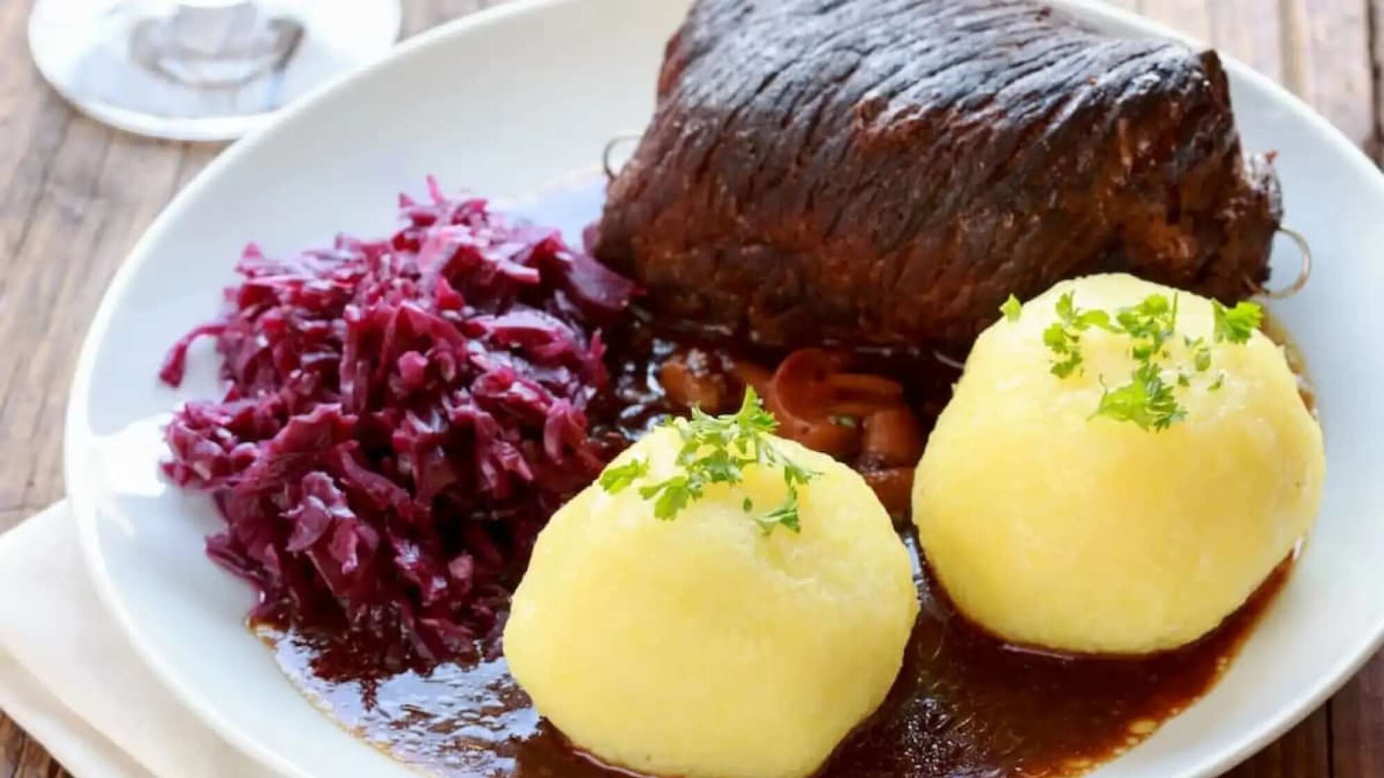 Rouladen mit Klößen und Rotkohl