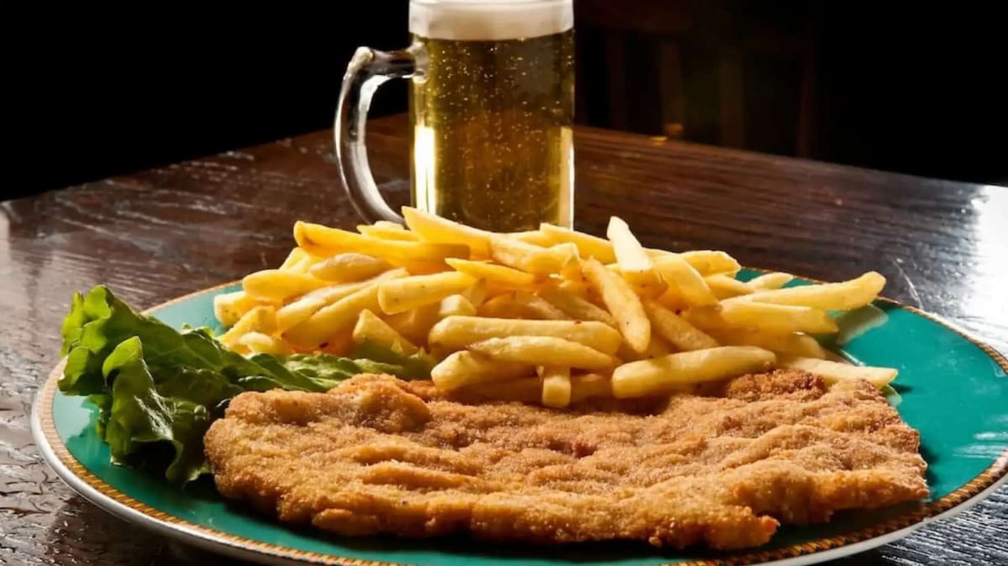 Schnitzel mit Pommes und Bier