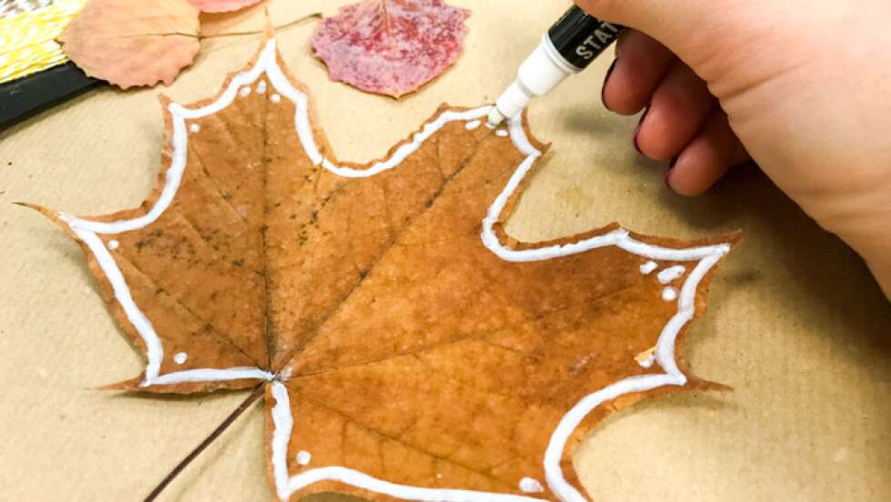 Blatt wird bemalt