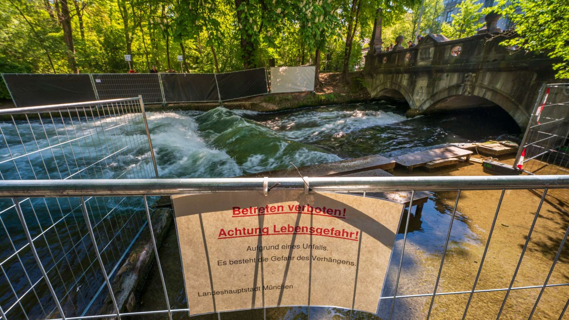 Trauerbekundung an der Eisbachwelle
