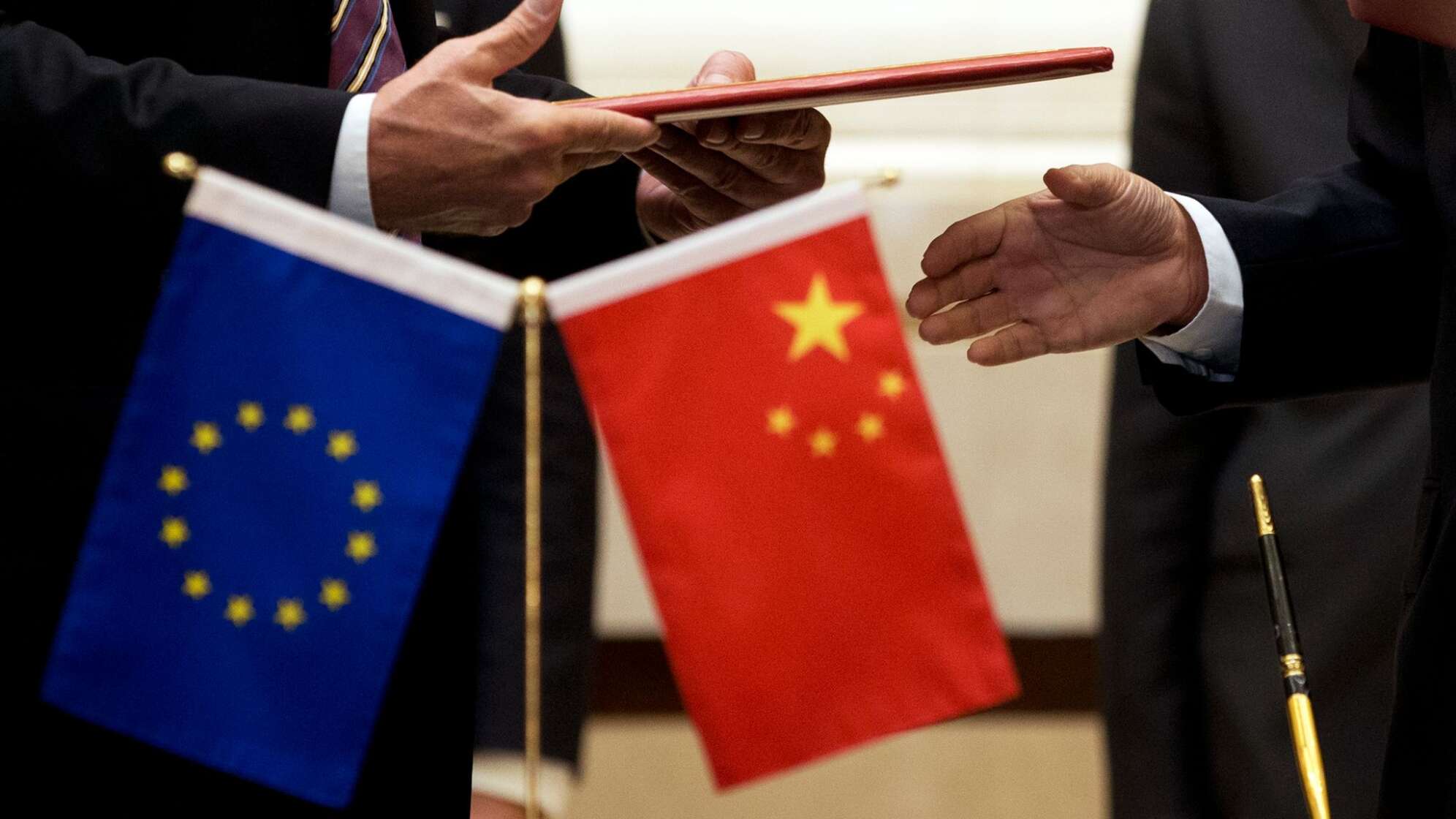Flagge von China und der EU