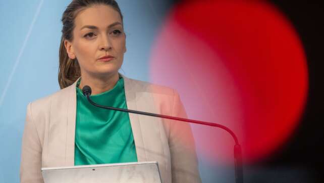 Ministerin fordert Angebote für Frauen in Wechseljahren