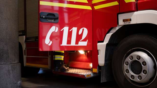 Haus brennt: Acht Bewohner und zwei Feuerwehrleute verletzt