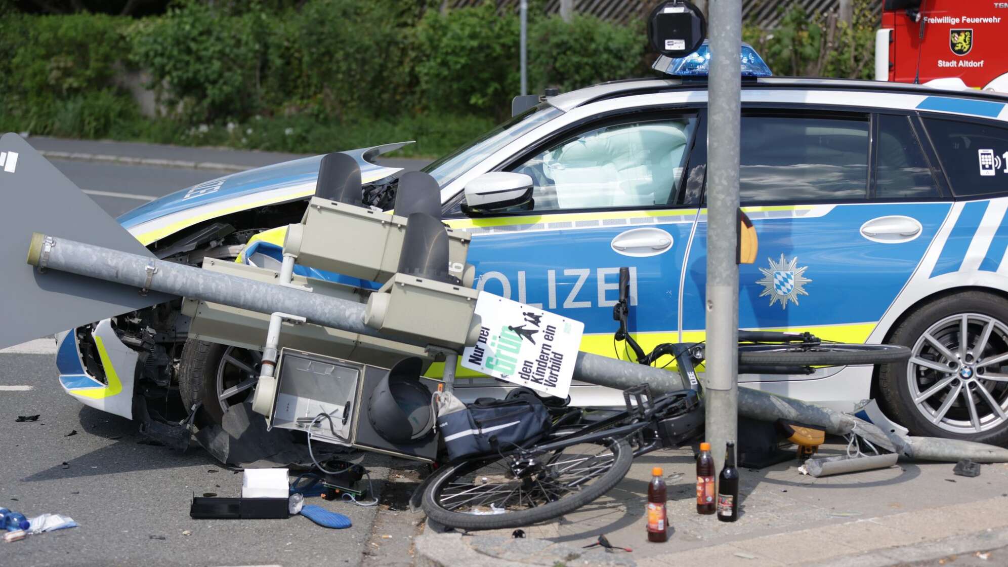 Radfahrer wird Opfer eines Dominounfalls mit Streifenwagen