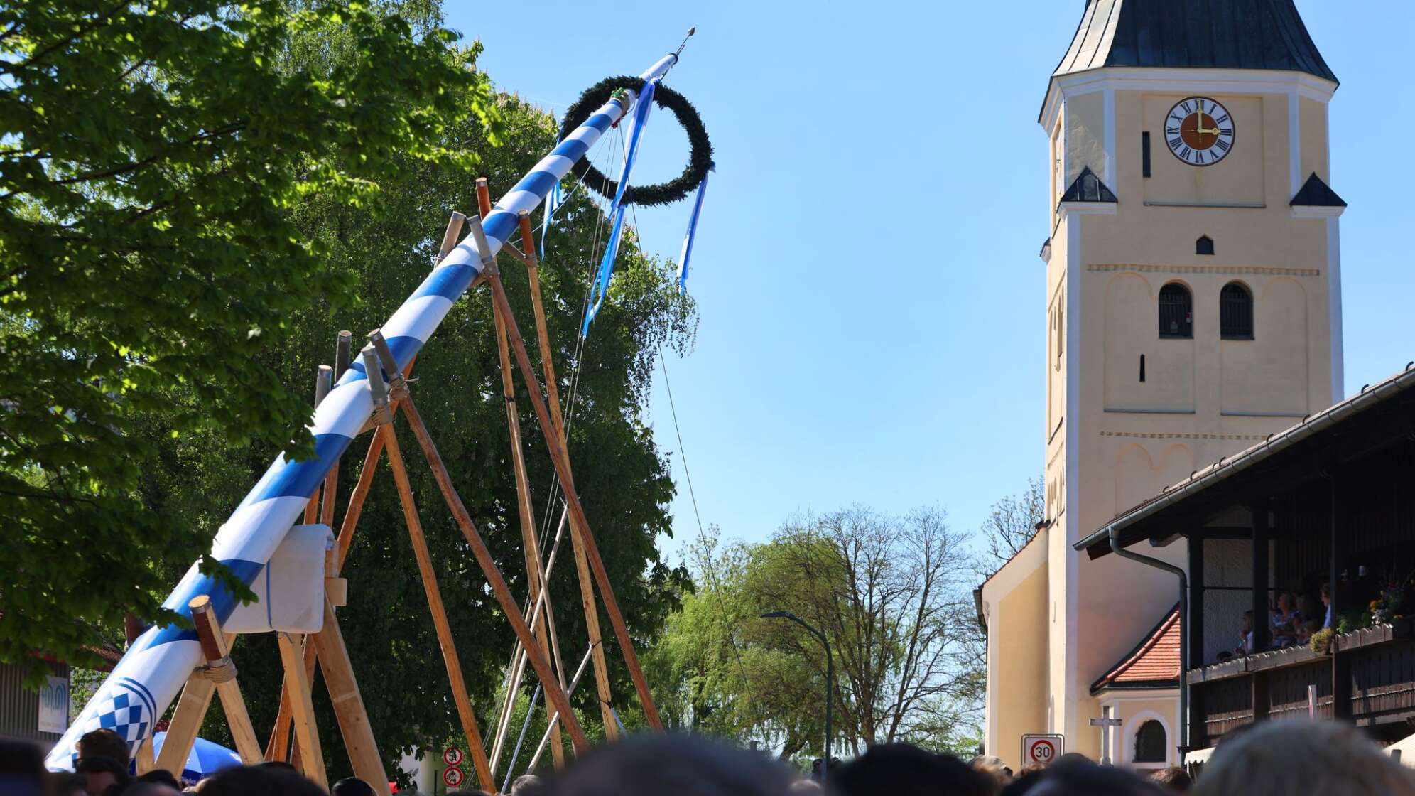Neue Maibäume am 1. Mai - Taufkirchen