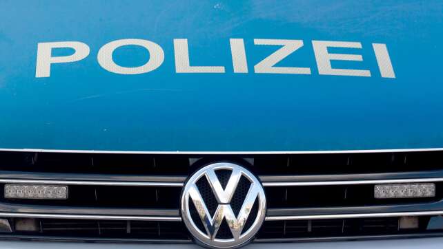 Motorrad prallt gegen Auto - 22-Jähriger stirbt