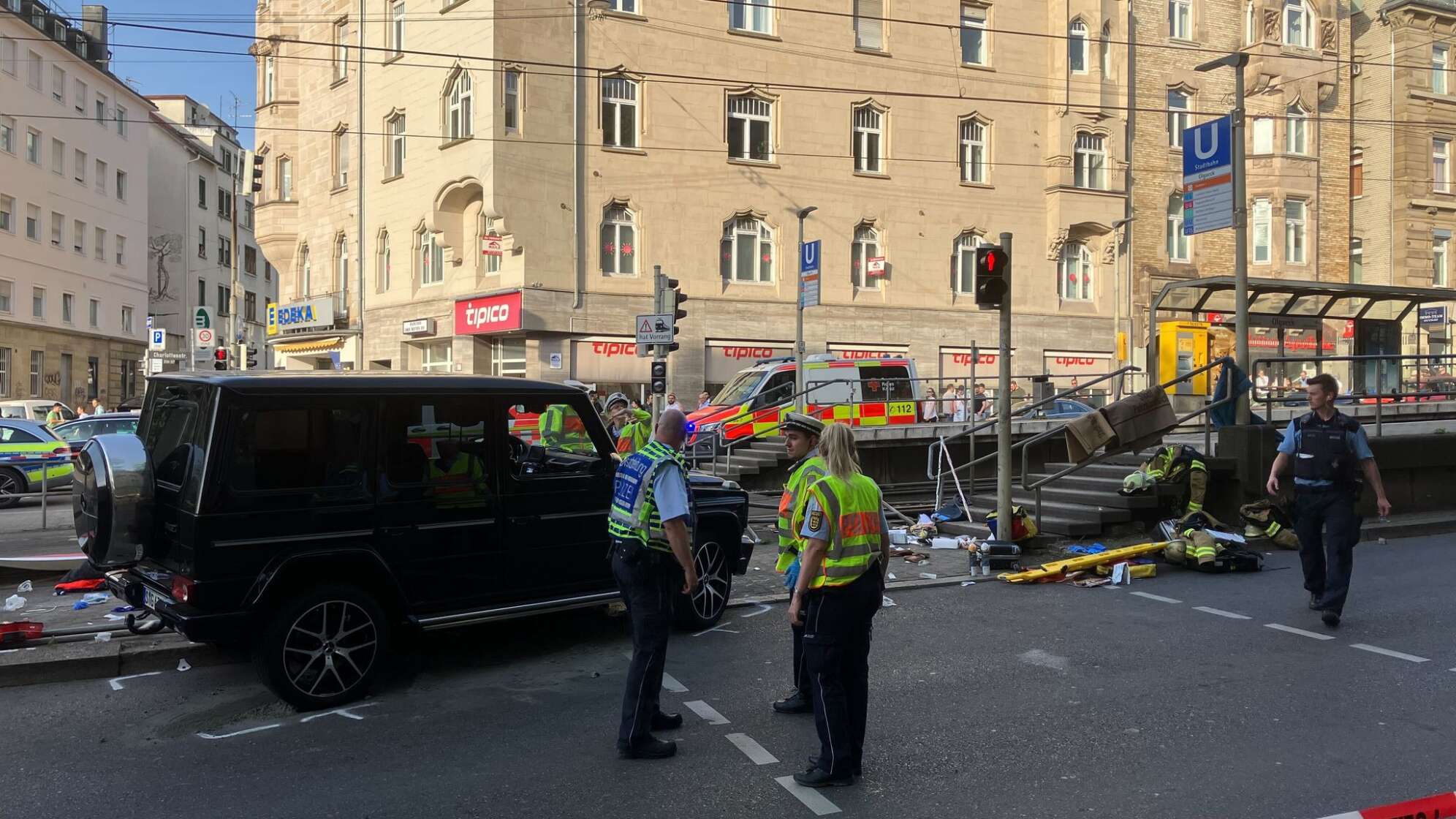 Auto fährt in Personengruppe