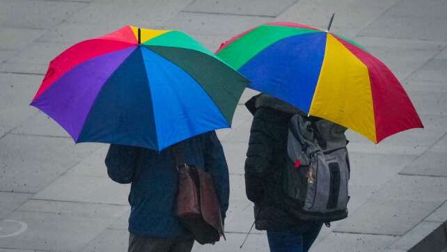 Kühle Temperaturen, Starkregen und Gewitter im Freistaat