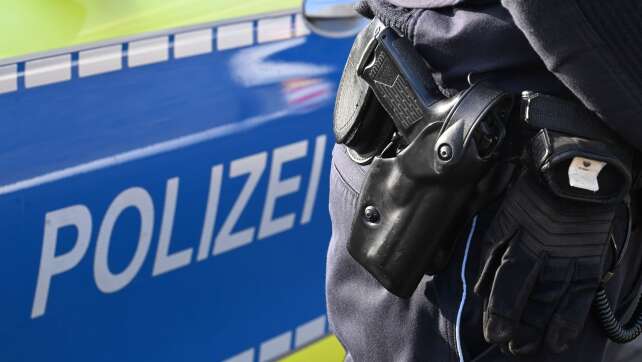 Bewaffneter Mann von Polizisten bei München angeschossen