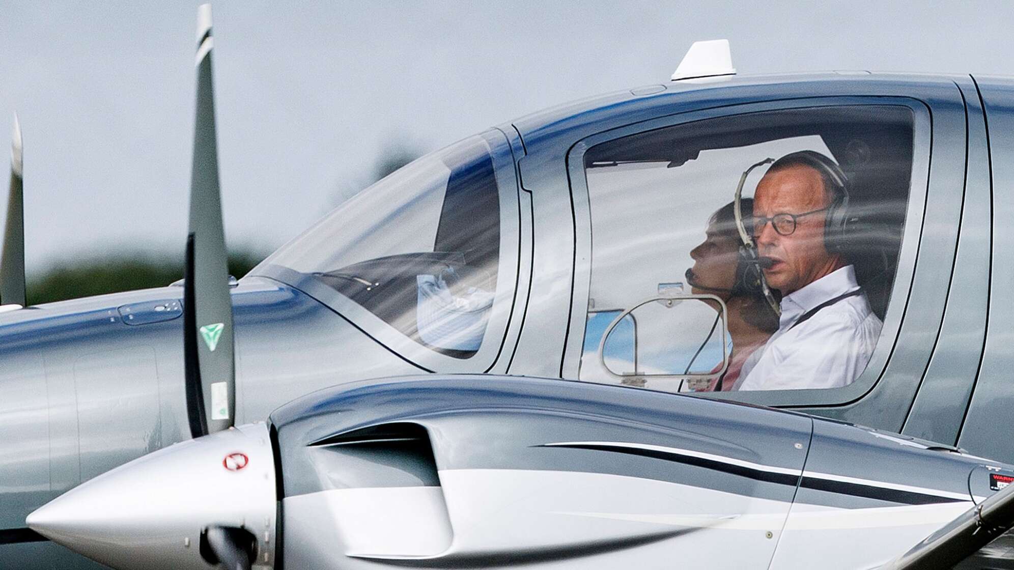 CDU-Chef Merz im Flugzeug