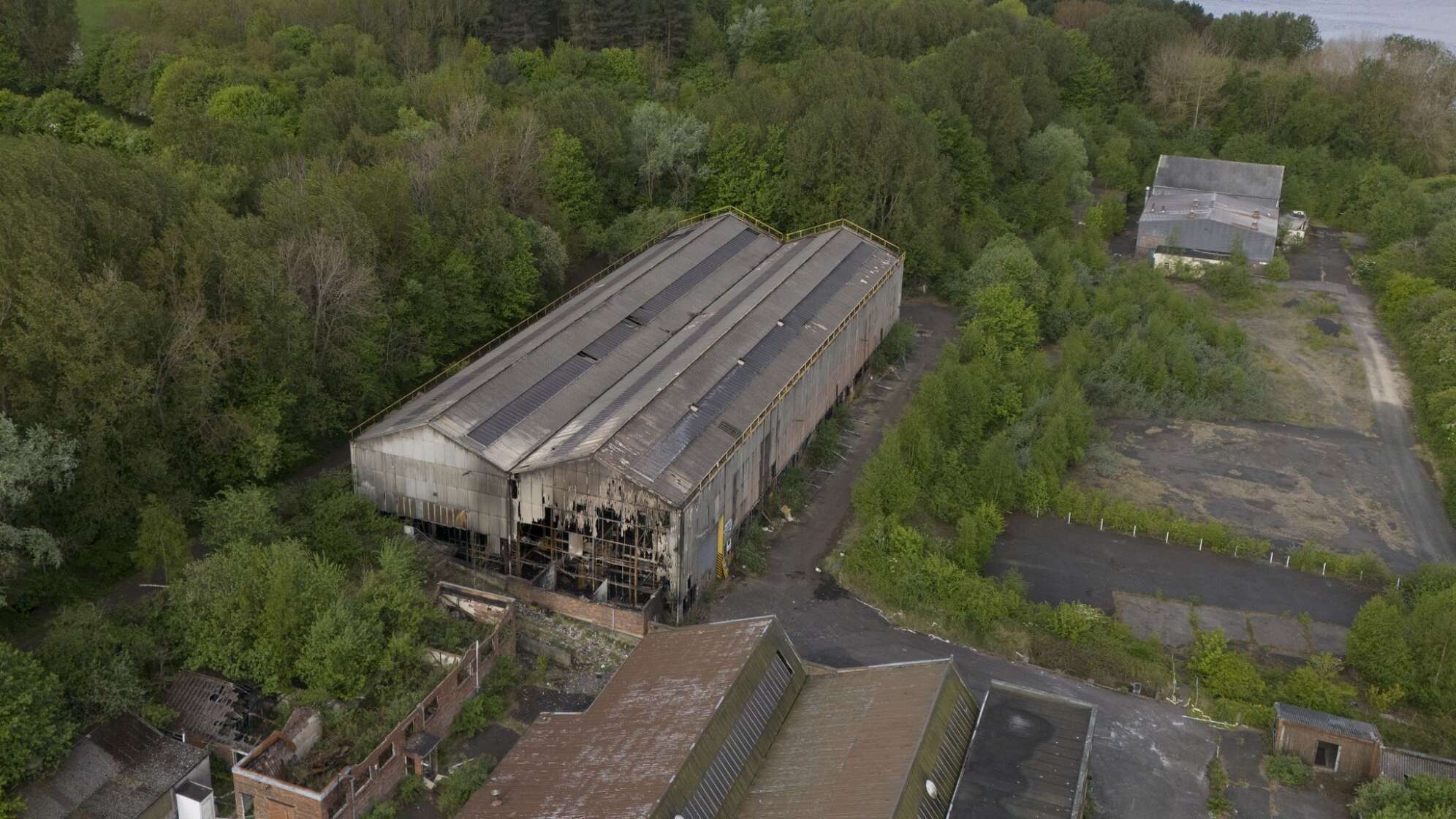 Junge stirbt in Feuer - 14 Kinder festgenommen