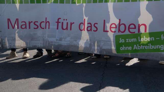 Demo von Abtreibungsgegnern - Feministinnen halten dagegen