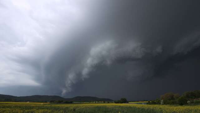 Wolken, Regen und Schneefall zu Wochenbeginn in Bayern