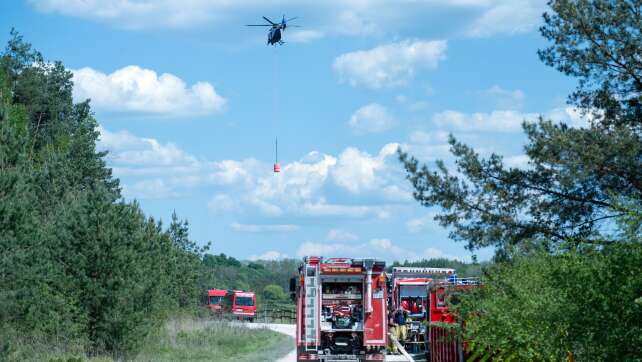 Löscharbeiten in Wald bei Erlangen dauern an