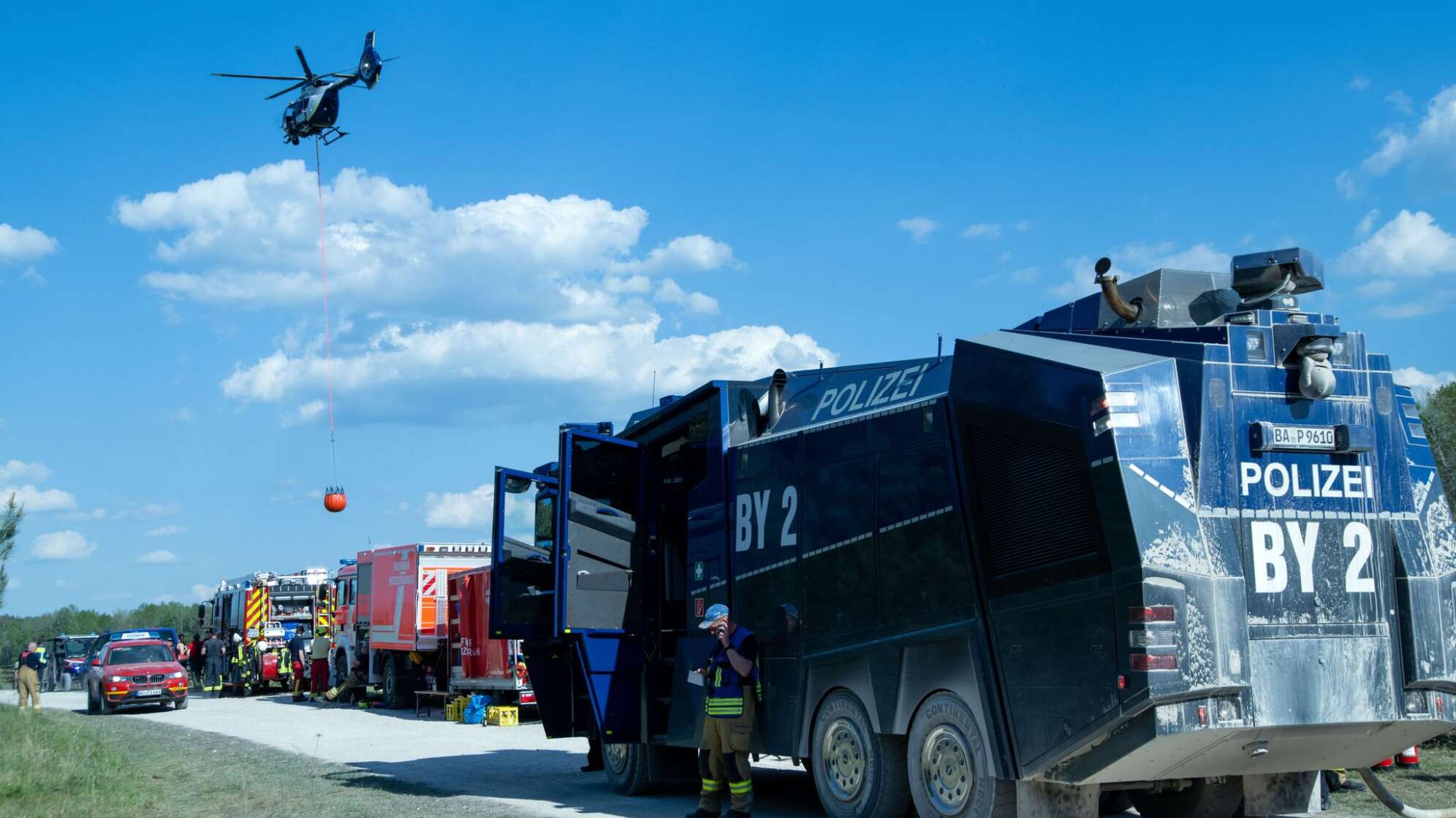 Wald in Brand - Löscheinsatz dauert an