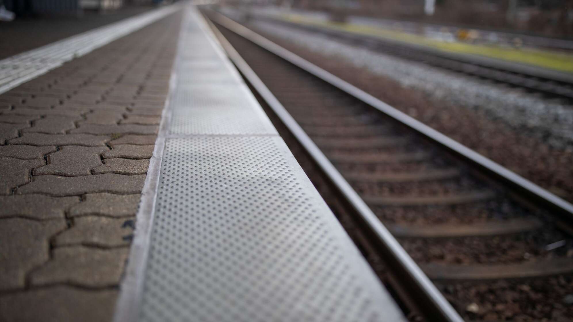 Bahnhof mit Bahnsteig und Gleisbett.
