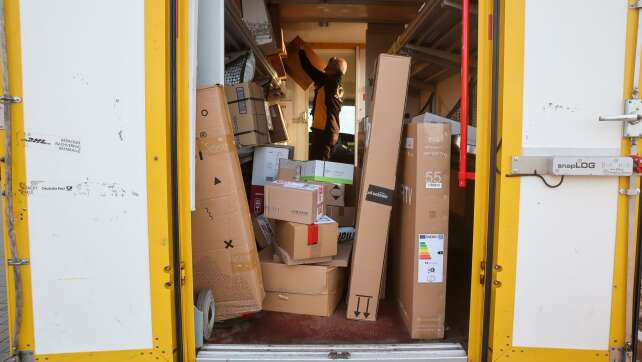Mann verletzt Paketzustellerin und stiehlt Lieferwagen