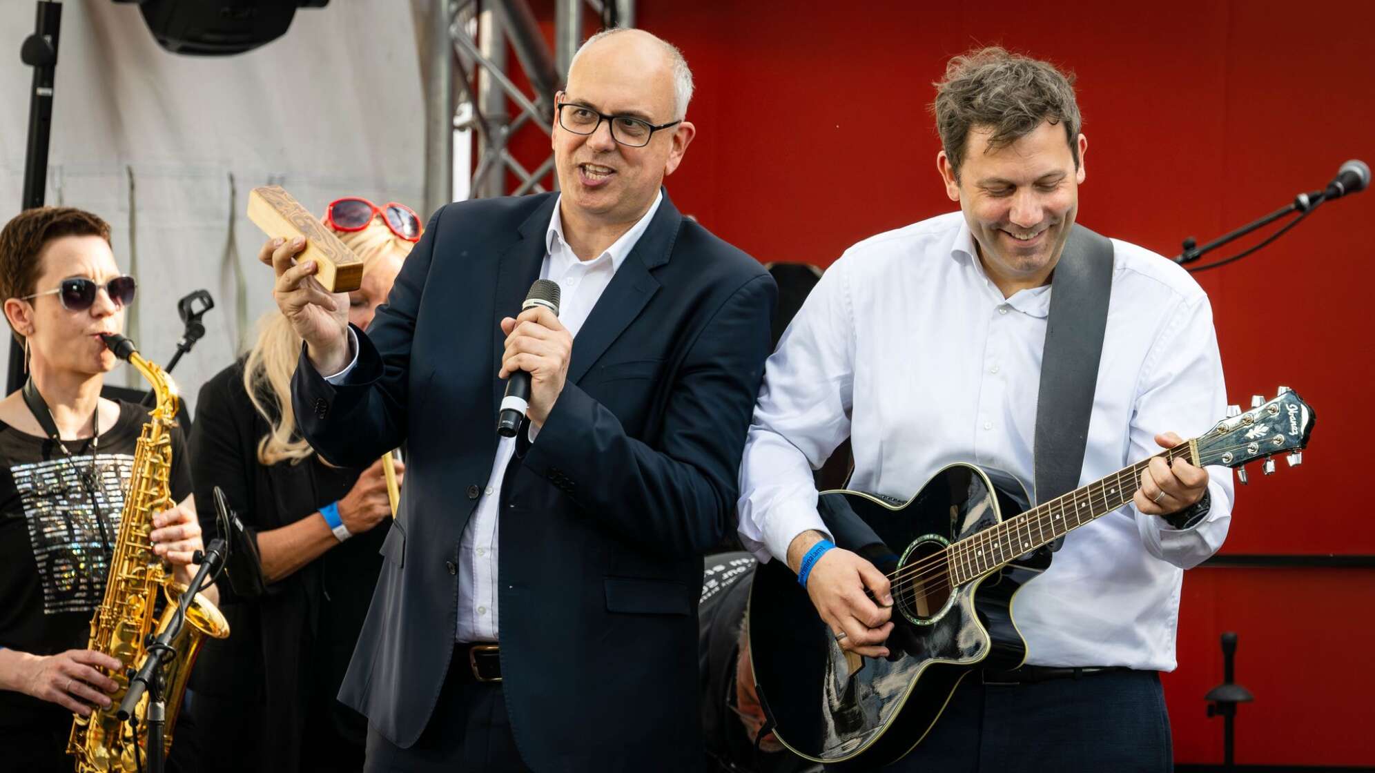 Lars Klingbeil bei einer SPD-Wahlveranstaltung an der Gitarre