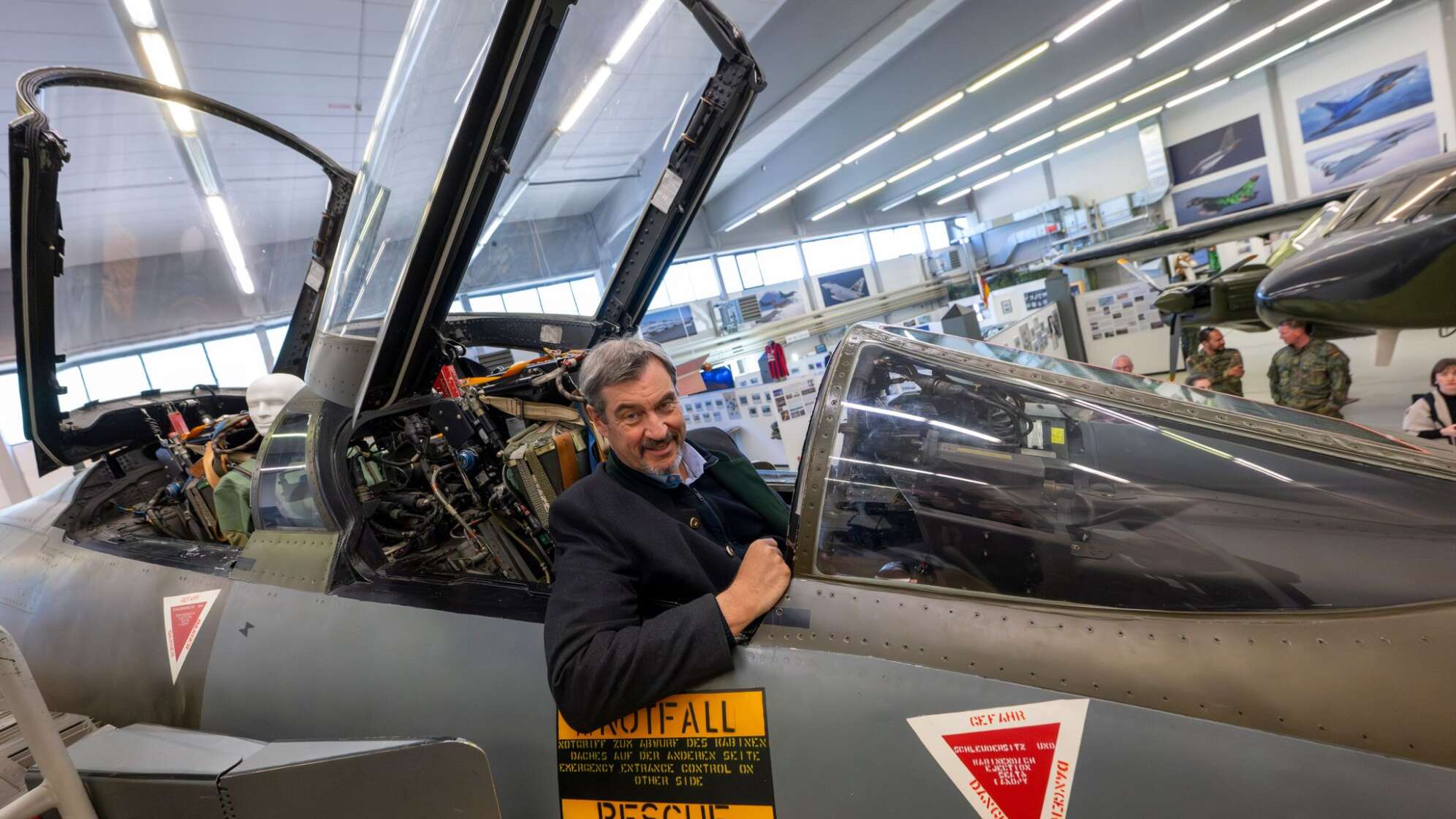 Ministerpräsident Söder besucht Luftwaffengeschwader 74