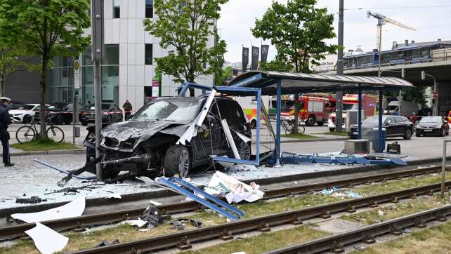 Auto fährt in Haltestelle - mehrere Verletzte