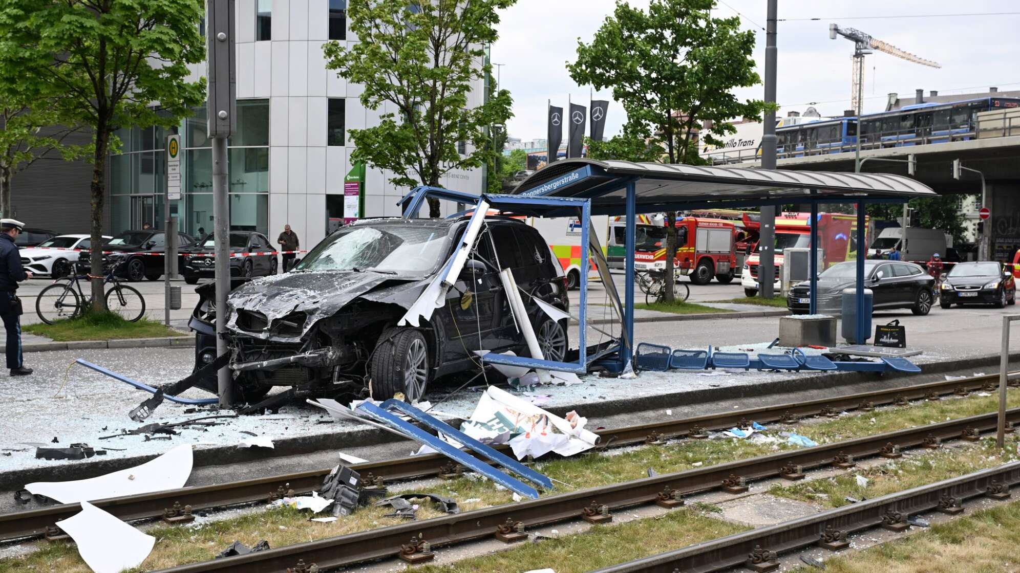 Auto fährt in Haltestelle