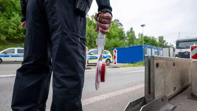 Dobrindt kündigt Zurückweisung auch von Asylsuchenden an