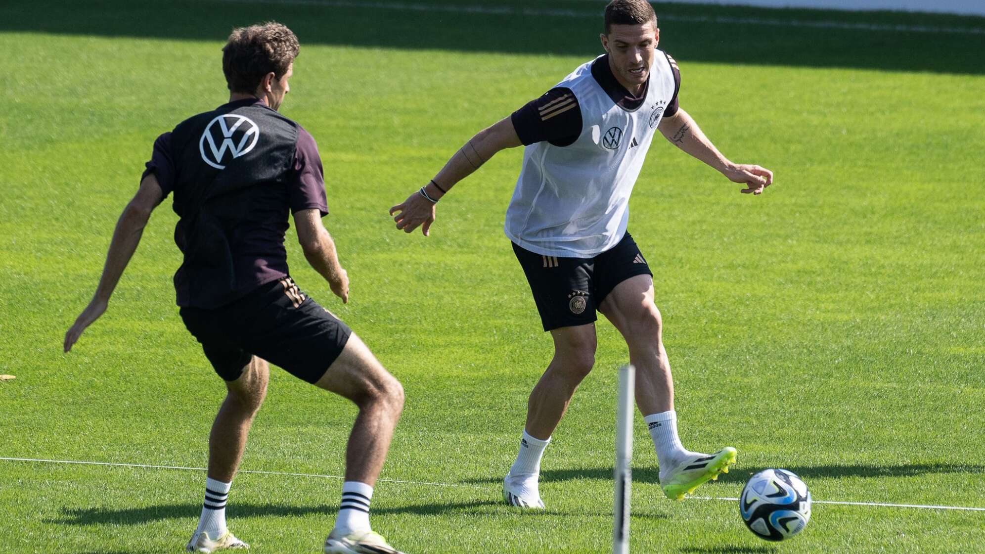 Robin Gosens und Thomas Müller