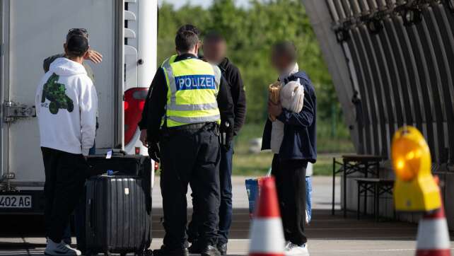 Verstärkte Grenzkontrollen laufen an - Kritik von Nachbarn