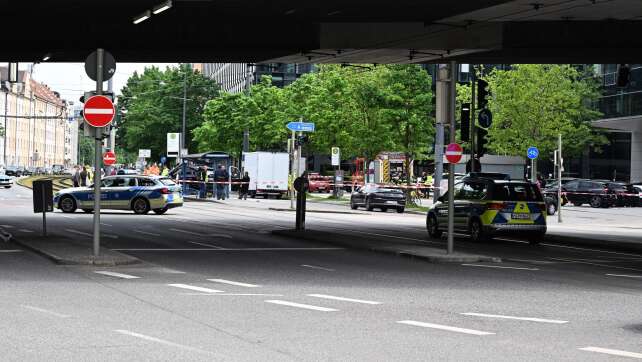 Auto fährt in Haltestelle: 22-Jährige in kritischem Zustand