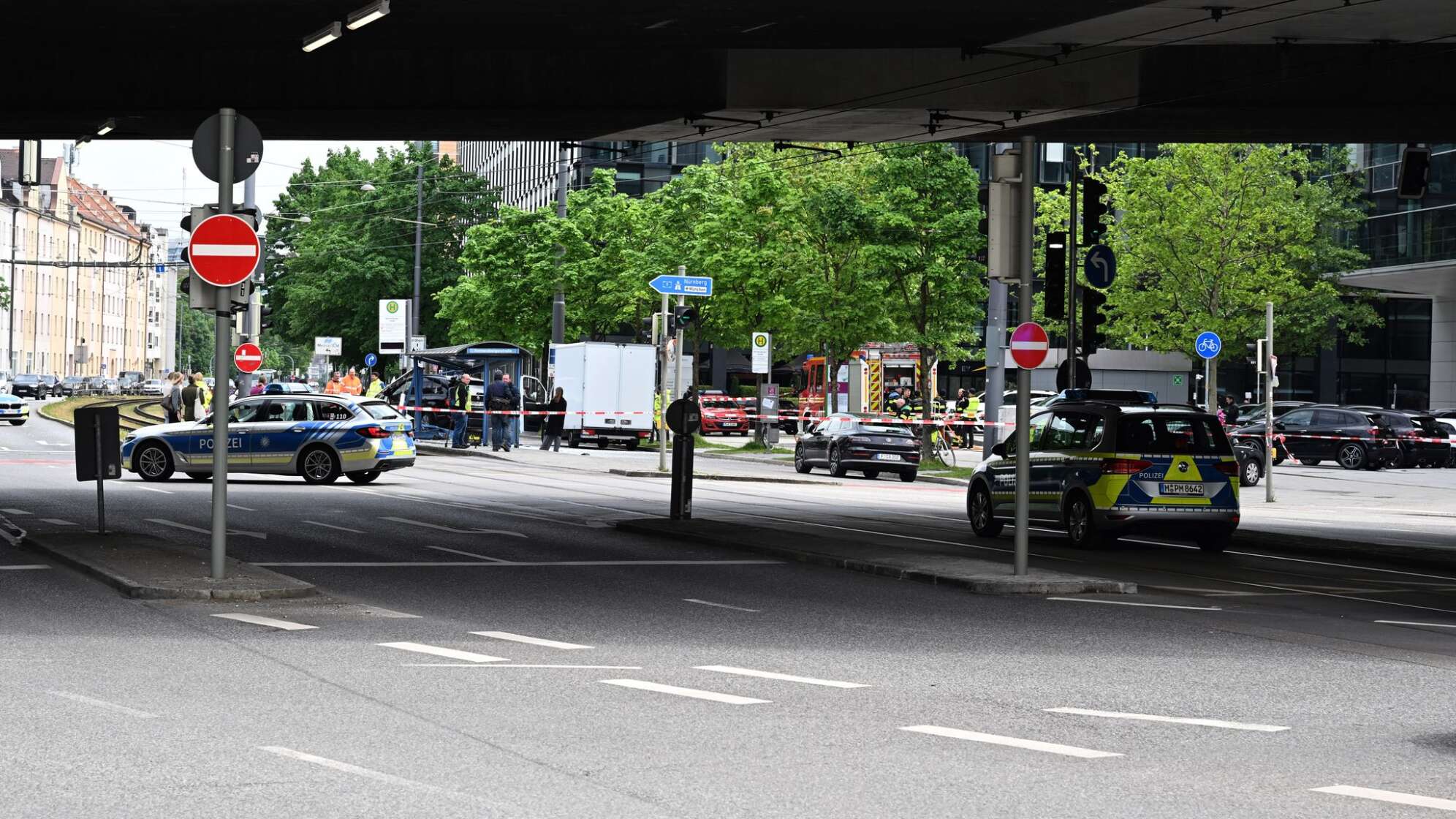 Auto fährt in Haltestelle