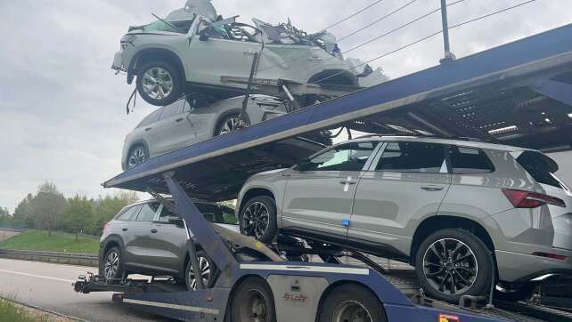 Autotransporter prallt gegen Brücke - Neuwagen zerstört