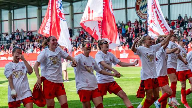 Wück überreicht Meisterschale an Bayern-Fußballerinnen