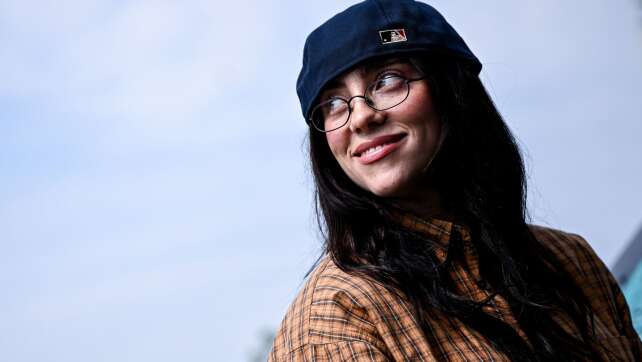 Billie Eilish grüßt am Bahnsteig: «Passt auf euch auf»