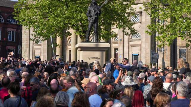 Motörhead-Fans feiern Statue für Kultrocker Lemmy Kilmister