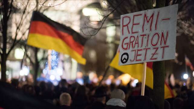 Identitäre verteilen Flugblätter an Schulen