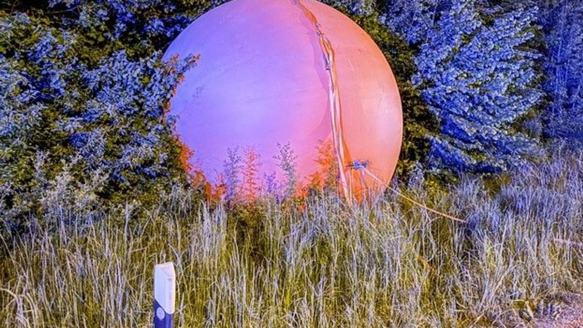 Kugel-Kunstwerk sorgt für Feuerwehreinsatz