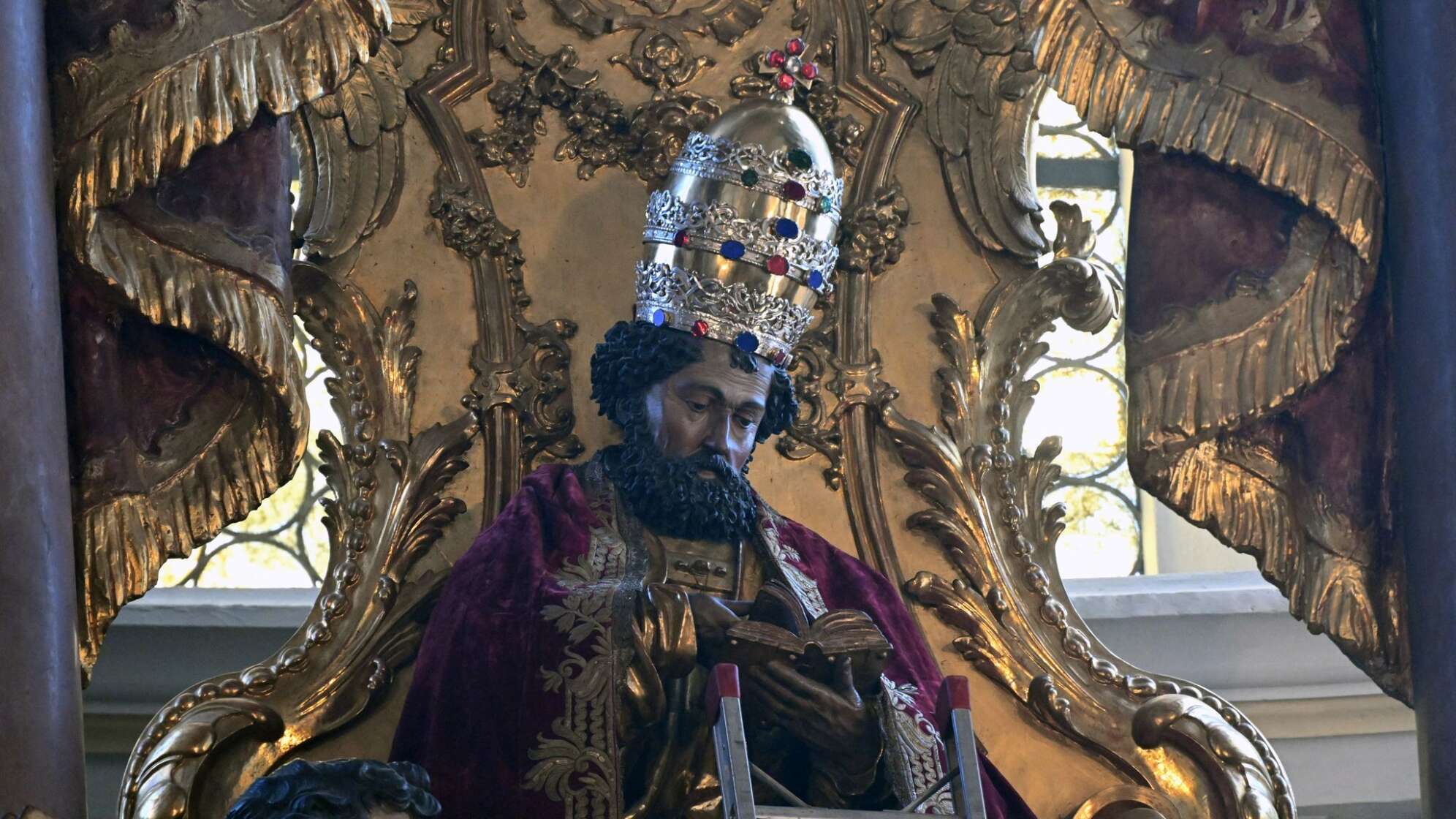 Petrus in Münchner Kirche bekommt Tiara zurück