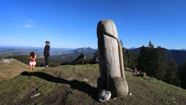 Vermummte Gruppe stellt zwei Meter großen Holzpenis auf