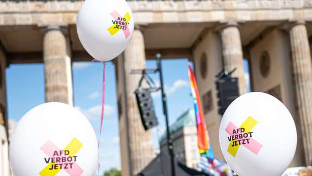 Tausende gehen für AfD-Verbot auf die Straße