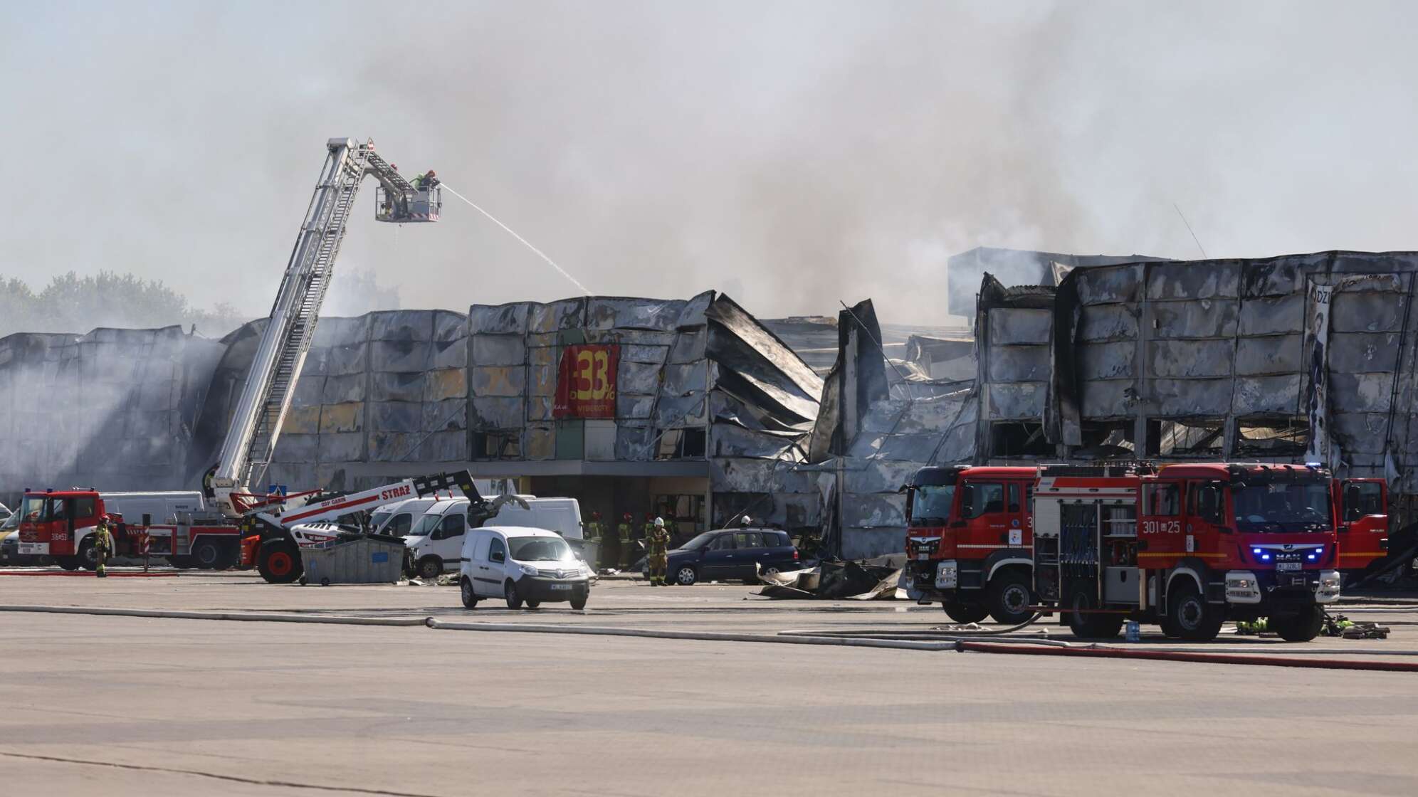 Großbrand in einem Warschauer Einkaufszentrum