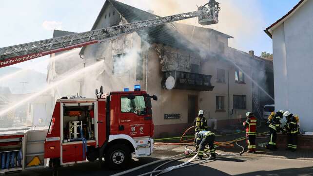 Feuerwehr findet tote Person bei Brand in Mehrfamilienhaus