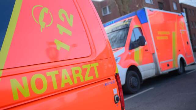 Notarzt wird zum Feuerwehrmann und löscht brennendes Auto