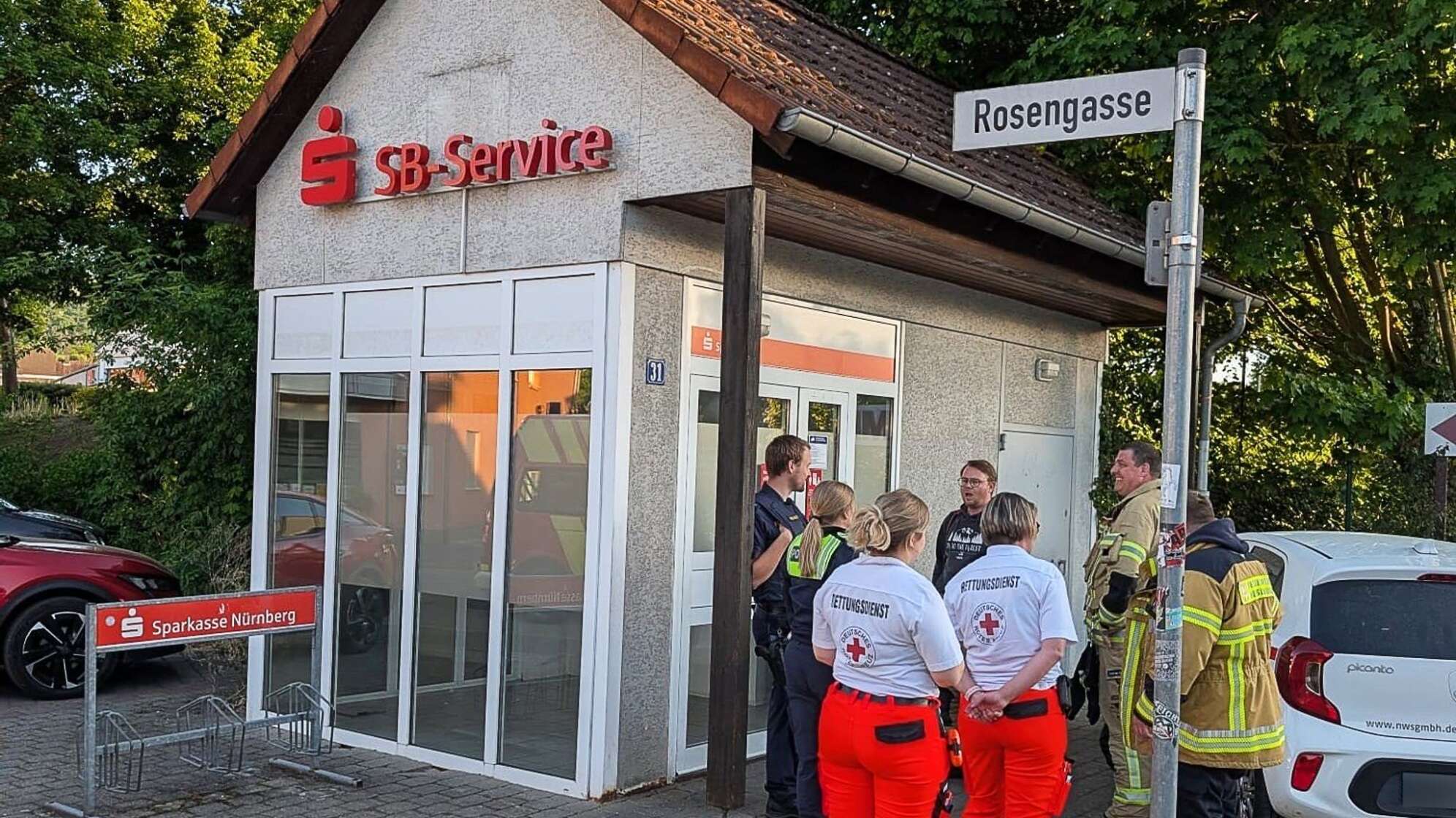 Feuerwehr befreit Mann aus Tresorraum
