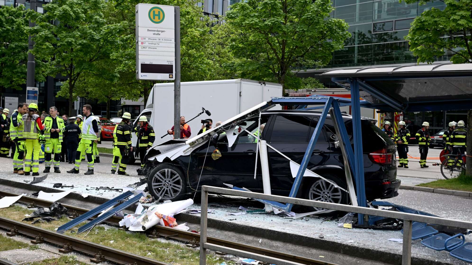 Auto fährt in Haltestelle